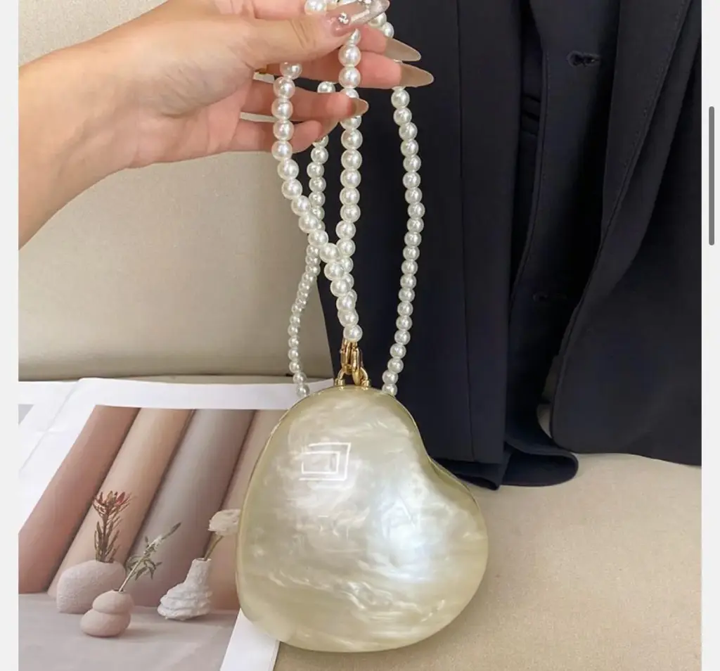 LOVE PEARL CLUTCH 