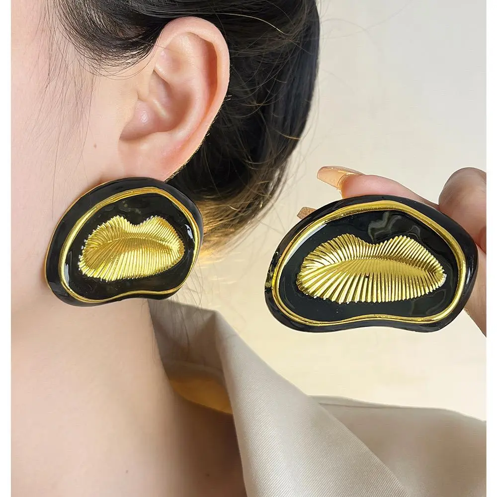 LIPPY EARRINGS 